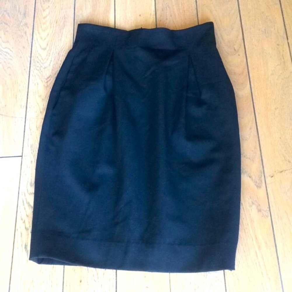 Tahari Vintage Skirt. Size 6. Like New. 100% Wool